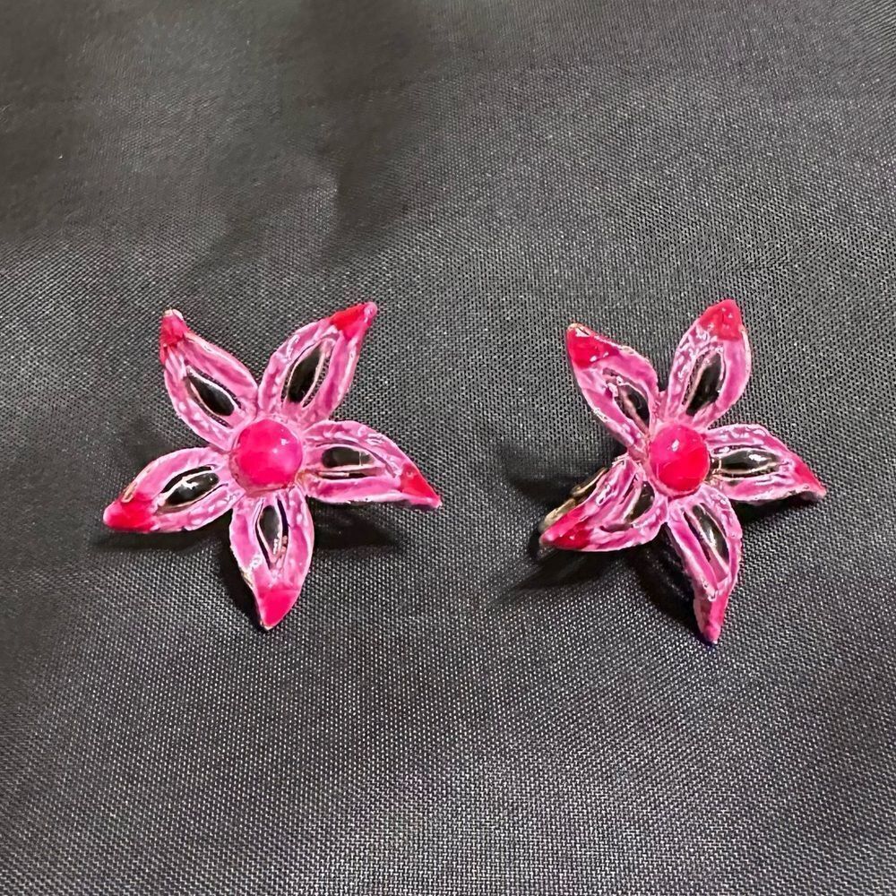 Vintage 60s Arthur Pepper Pink and black enamel metal flower clip-on Earrings